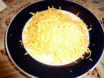 Пока капуста варится натираем сыр на мелкой терке.