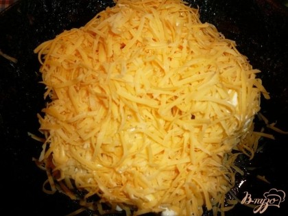 Затем аккуратно наносим на капусту натертый сыр, так, чтобы покрыл её максимально. Получаем в итоге такой желтый лохматый шарик.