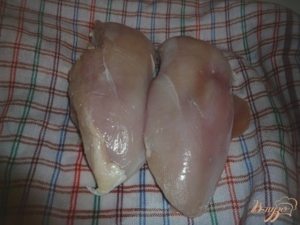 После этого куриные грудки извлекаем и как следует обсушиваем. Лишней жидкости быть не должно, иначе последующая обмазка из приправ не будт держаться на мясе.