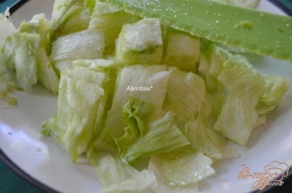Порезать специальным ножом листья салата или нарвать.
