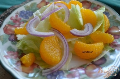 Разложить салат индивидуально по тарелкам. Добавить дольки мандаринов и красный лук.