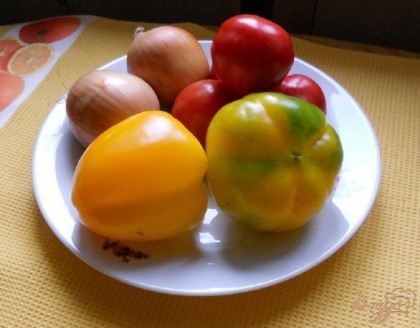 Подготавливаем остальные овощи – моем помидоры и болгарский перец и даем им немного обсохнуть или вытираем досуха.