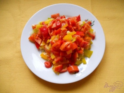 Болгарский перец освобождаем от плодоножки с семенами и нарезаем на достаточно мелкие кусочки.