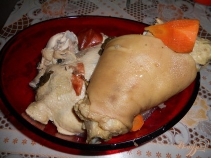 Готовое мясо выкладываем на тарелку и даем ему остыть (до того состояния, чтобы удобно было разбирать его руками). Морковь тоже выкладываем к мясу, а лук выбрасываем. Бульоны (и от курицы и от рульки) процеживаем через сито и смешиваем.