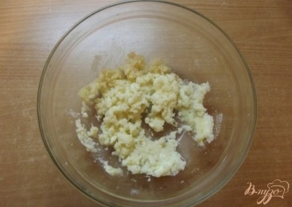 Дальше, при помощи вилки разминаем муку с маслом в тесто. Нужно постараться сделать тесто, во-первых, как можно более однородным. Во-вторых, делать его нужно быстро, чтобы масло не растаяло.