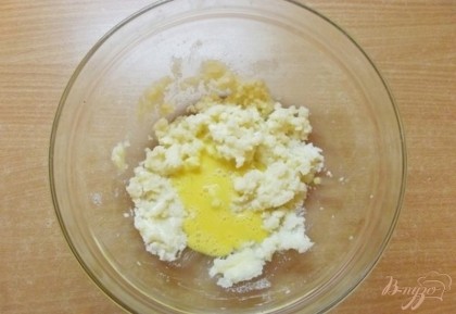 Дальше в отдельной посуде взбиваем яйцо в пену и вливаем в тесто. Дальше при помощи все той же вилки доводим его до однородности.