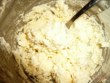 Подготавливаем начинку – для неё просто смешиваем творог с сахаром (сахара берем оставшиеся пол столовой ложки).