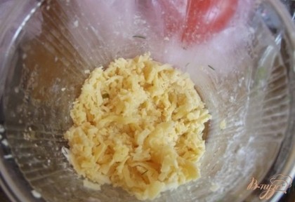 Что касается сыра, я советую брать сыры мягкие, ярко желтого цвета. Уже при натерании их на терке от тепла рук они слегка потянуться (подтаят) и вкус будет изумительный. Натрите сыр на крупной или мелкой терке и посыпьте им обильно помидоры.