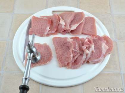 Свинину порезать тонкими порционными пластинами толщиной 0,5 -1 см. Отбить каждый кусочек кухонным молотком. Посолить, поперчить.
