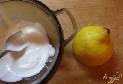 Взбейте блендером в чашке одно куриное яйцо с 4 ст л растительного масла. Дальше не переставая взбивать подливайте масло пока соус не начнет густеть. Необходимая густота - как у жидкой сметаны. Переложите основу для соуса в мисочку и влейте две столовые ложки лимонного сока. Посолите слегка и добавьте красный перец (не черный!).
