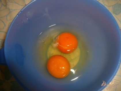 Пока блинчики жарятся, подготавливаем яичную заливку. Разбиваем в глубокую плошку куриные яйца.