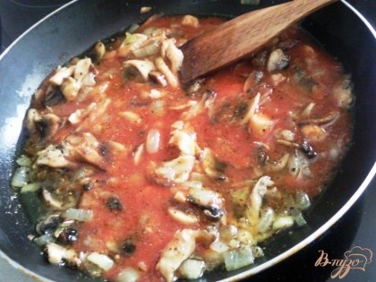 В сковороду к луку и грибам вольем томатный сок,уварим минут пять.Посолим и добавим сахар,перец,специи по вкусу.