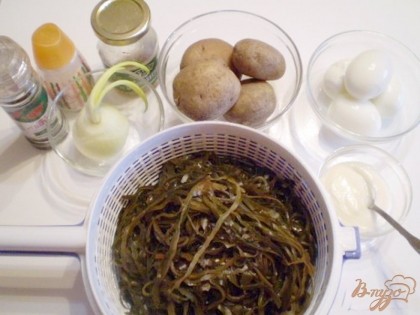 Приготовьте продукты. Картофель и яйца отварите до готовности, остудите, освободите от кожуры (скорлупы). Лук очистите. Ламинарию промойте под проточной водой. Приготовьте свежий домашний майонез.