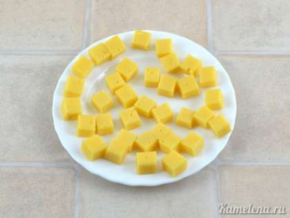 Сыр порезать кубиками с гранями примерно 1 см.
