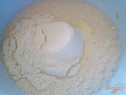 Яйца куриные взбиваем с сахаром до пены. Влить молоко и добавить муку. Добиться однородного теста без комочков.
