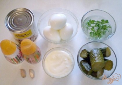 Приготовьте продукты для салата: яйца отварите, очистите. приготовьте домашний соус майонез. Огурцы порежьте соломкой, яйца порубите ножом. Чеснок пропустите через пресс. Фасоль отцедите от жидкости.