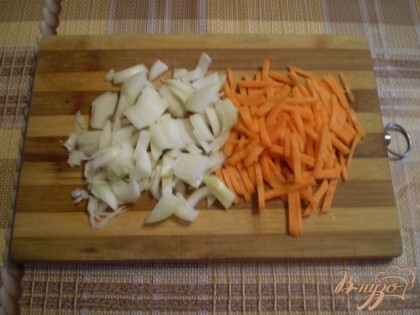 Лук и морковь порезать.