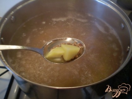 В кипящую воду сначала закладываем картофель и гречку, варим 15 минут.