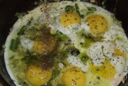 Когда овощи буду полностью готовы, вбиваем яйца. Кладите яйца по всей площади сковородки, что бы слой был равномерным. Дальше перчим яичницу и солим по вкус, а после сверху накрываем крышкой. Готовим ее около пятнадцати минут на медленном огне.