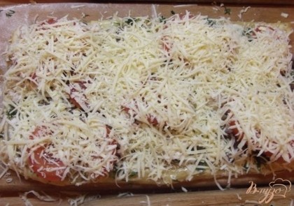 Последний и заключительный штрих - это сыр. Натрите его на мелкой терке не слишком сплошным слоем. В данном случае слишком много сыра не сыграют на пользу вкусу. Положите пиццу в духовку примерно на 15 минут. Обычно готовая пицца начинает пахнуть.