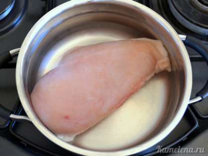 Куриное филе отварить в подсоленной воде в течение 20 минут с момента закипания.