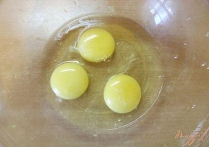 В данном случаи и вправду лучше брать крупные, свежие домашние яйца с хорошим желтым желтком. Поскольку сода в это тесто не входит, оно поднимается за счет яиц. Не свежие яйца могут все испортить. Вбейте яйца в глубокую холодную миску.