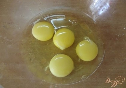Для начала в холодную глубокую миску вбейте четыре куриных яйца после чего взбейте их миксером в крутую пену.