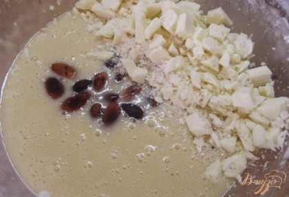 Белый шоколад необходимо порубить кубиками и подмешать следом за орехом.