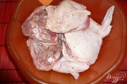 По этому рецепту можно приготовить любые части куриной тушки - грудку и голени и бедра и крылья (только кусочки курицы должны быть с кожей). Начинаем с того, что подготавливаем мясо - промываем, срезаем лишний жир (если он есть) и складываем в глубокую миску. После этого засыпаем подготовленную курицу солью и черным молотым перцем. И перемешиваем куски курицы с солью и перцем, так, чтобы на каждый кусочек мяса попала и соль и перец. Оставляем мясо в таком виде немного постоять.