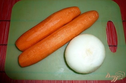 За это время подготавливаем остальные составляющие. Лук чистим, морковь моем и чистим (моркови не жалеем, берем побольше. При желании можно вместо свежей моркови использовать готовую морковь по-корейски, так блюдо будет пикантнее и острее).