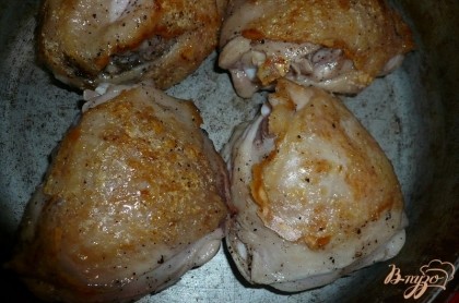 Разогреваем сковороду и обжариваем куски курицы с двух сторон до золотистой корочки (обжариваем на сухой сковороде, из курицы вытопится достаточное количество жира). Примерно половину от обжаренных кусков укладываем в сковороду с толстым дном (или кастрюлю, подходящую для тушения).