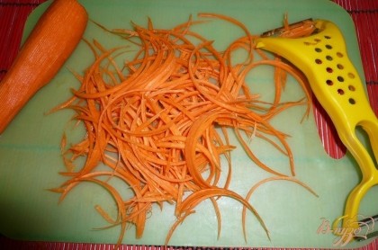 Морковь нарезаем тоненькими полосочками (удобно использовать специальную терку для моркови по-корейски, если нет такой, то можно морковь натереть на обычной крупной терке).
