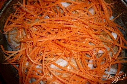 Затем также выкладываем примерно половину подготовленной моркови.