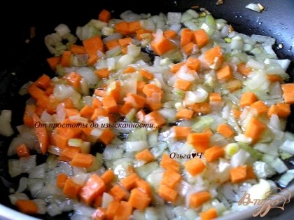 Тем временем обжарить на растительном масле нарезанные лук и морковь до мягкости.