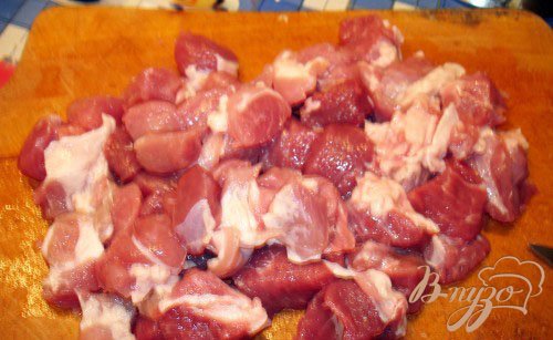 Мякоть свинины вымыть, обсушить. Далее, мясо следует нарезать на кусочки. Стремитесь нарезать меленько, размером 2-3 см. В качестве мясной части можно взять ошеек, голяшку, филейную часть. В любом случае мясо проготовится и будет мягким. Разница только в стоимости мяса и ваших возможностях.