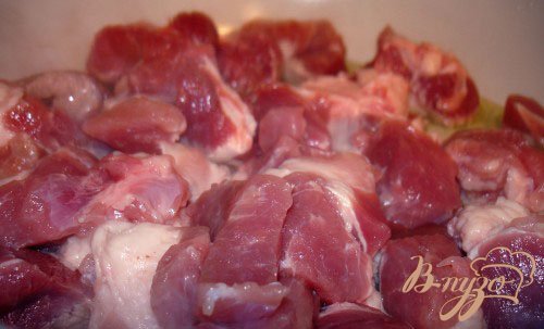 Итак, в сковороду добавляем немного масла. Мясо не солить. Если в мясо на стадии обжарки добавить соль, мясо резко потеряет свои соки и будет сухим.