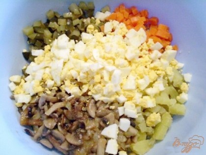 Все овощи и яйца порезать кубиками среднего размера. Все сложить в салатник, добавить жаренные грибы и лук.