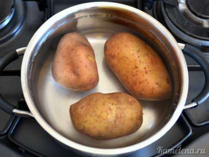 Картофель отварить «в мундире» в подсоленной воде, до готовности. Остудить.