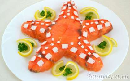 При желании украсить блюдо также дольками лимона и петрушкой. Салат «Морская звезда» готов.