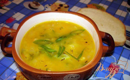Готово! Супу дать настояться несколько минут. После разлить наш вкусный суп по тарелкам. Подать к столу. Такой суп порадует вас в студеную пору года, согреет. Суп питательный, вкусный и ароматный. Приятного вам аппетита и хорошего горохового супа.