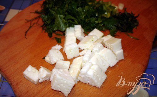 Козий сыр нарезать кубиком. Для приготовления этого блюда я использовала классический козий сыр, купленный в восточной лавке. Вы можете взять фабричный или любой доступный вам. Нашу зелень: петрушку, укроп, мяту, зеленый лук нарезать меленько