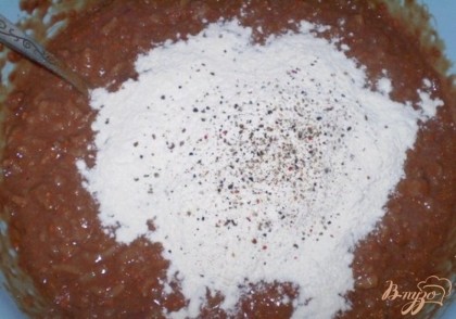 С печеночную массу добавьте соль, специи, муку пшеничную. Размешайте все до однородной массы.