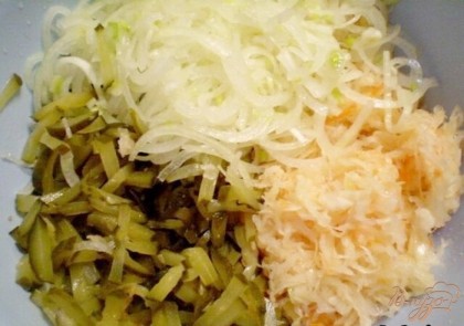 В глубоком салатнике соединяем квашенную капусту и сладкий лук, огурцы. Добавляем перец молотый черный по вкусу и растительное масло.