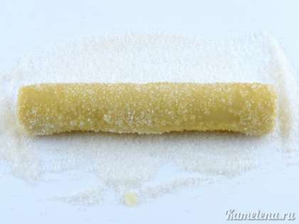 На стол или доску насыпать немного сахара. Покатать колбаску, чтобы к ней прилип достаточно большой слой сахара.