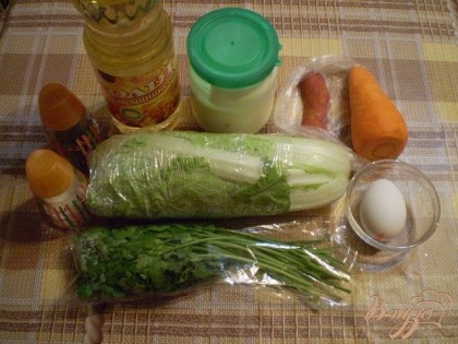Приготовьте продукты, яйцо отварите, морковь очистите. Зелень и капусту вымыть.