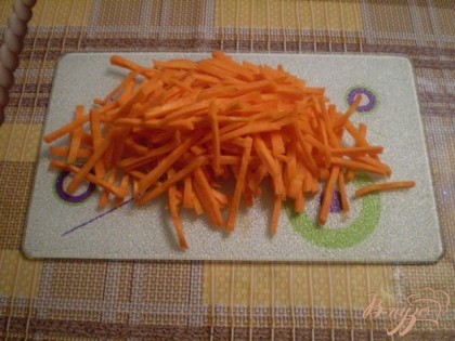 Морковь нарезаем тонкой соломкой. Терка не нужна, тертая морковь вбираем слишком много жира. Порезанную морковь обжариваем на растительном масле до полуготовности.
