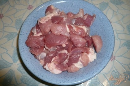 Далее берем мясо (в данном случае свинина, но с курицей тоже вкусно, особенно если взять не грудку а более жирные части - бедра и голени), моем его и нарезаем небольшими кусочками.