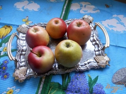 Итак, начинаем с того, что яблоки тщательно моем и даем им обсохнуть или вытираем досуха.