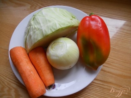 Далее принимаемся за овощи — болгарский перец и морковь моем, с кочана капусты снимаем верхние грубые листья и разрезаем его напополам (нам понадобиться примерно половина среднего кочана). Лук и морковь чистим.
