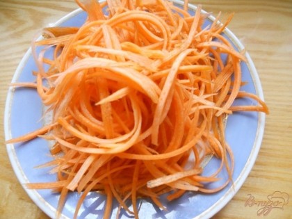 Морковь натираем на крупной терке (или на терке для моркови по корейски, что лучше).